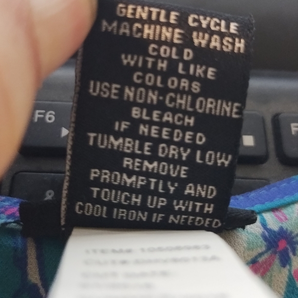 Torrid Sheer Blue Floral Short Sleeve Blouse, Size 4X, High-Low Hem, V-N… - Picture 5 of 5